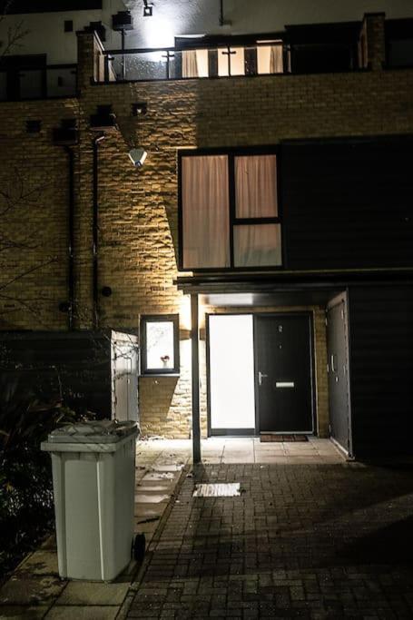 Exquisite Cozy House, Close To Train Station And Amenities Harold Wood Exterior photo